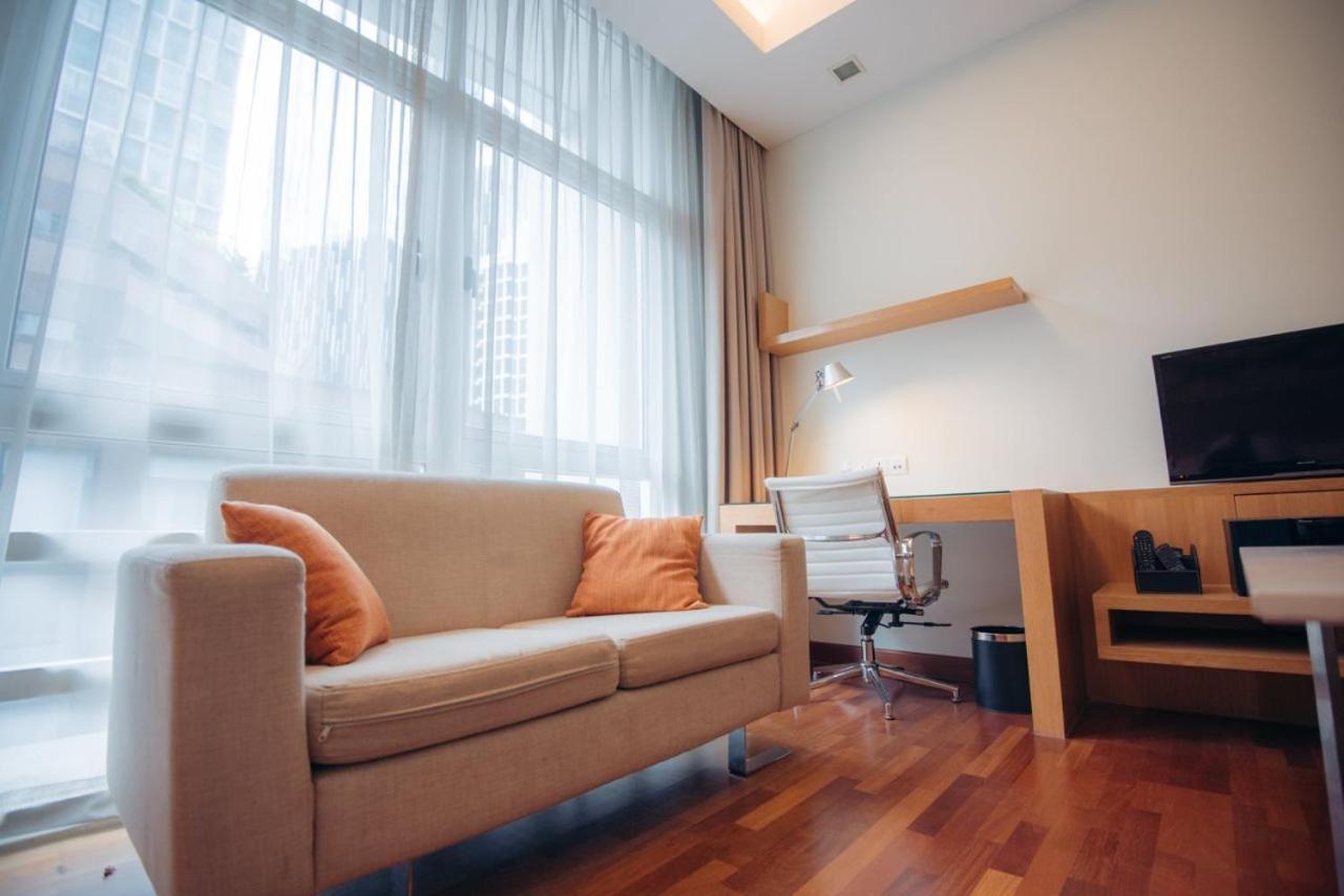 Aparthotel Arte Mont Kiara Kuala Lumpur Zewnętrze zdjęcie A living room with a sofa