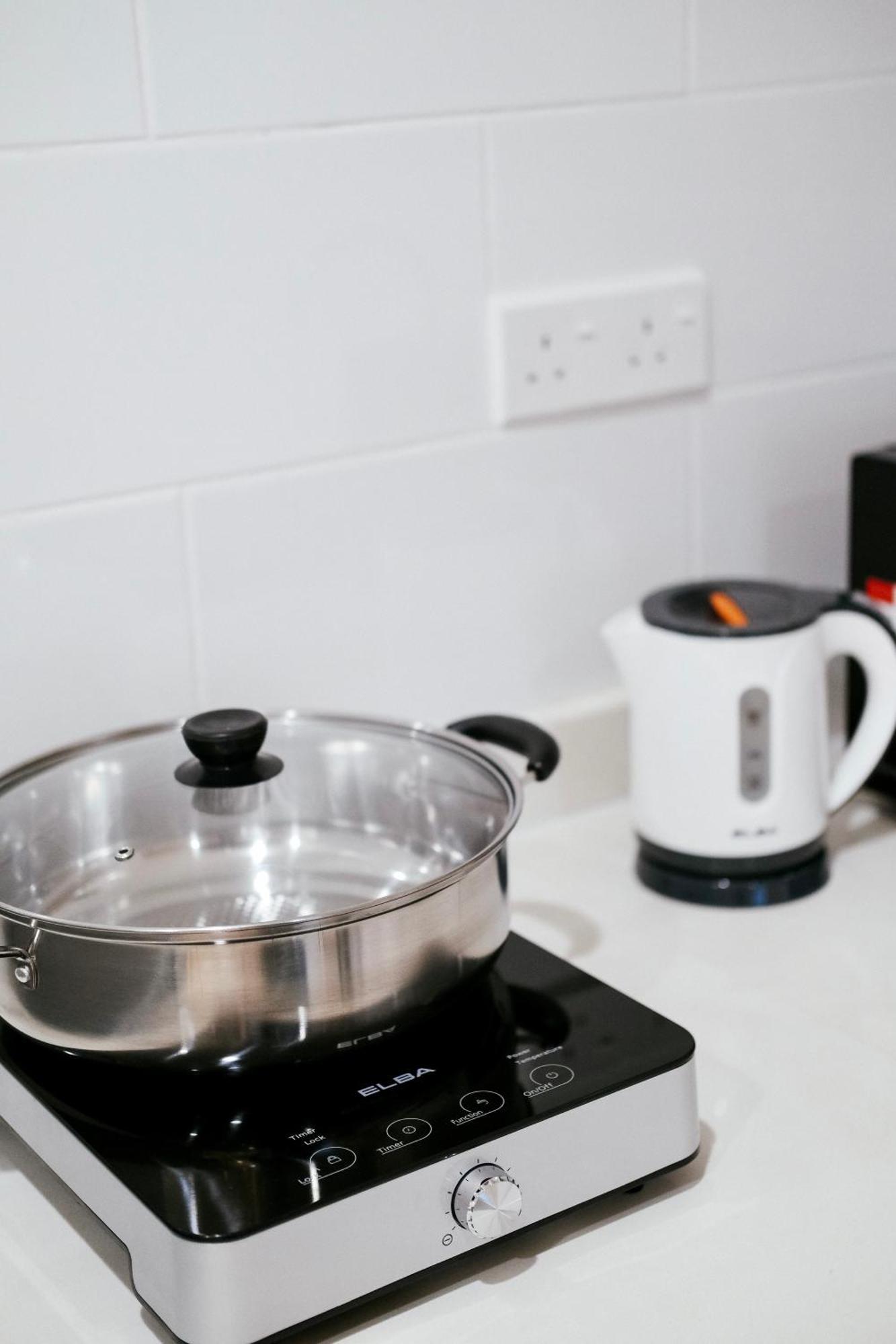 Aparthotel Arte Mont Kiara Kuala Lumpur Zewnętrze zdjęcie A kettle and a pot on a stove
