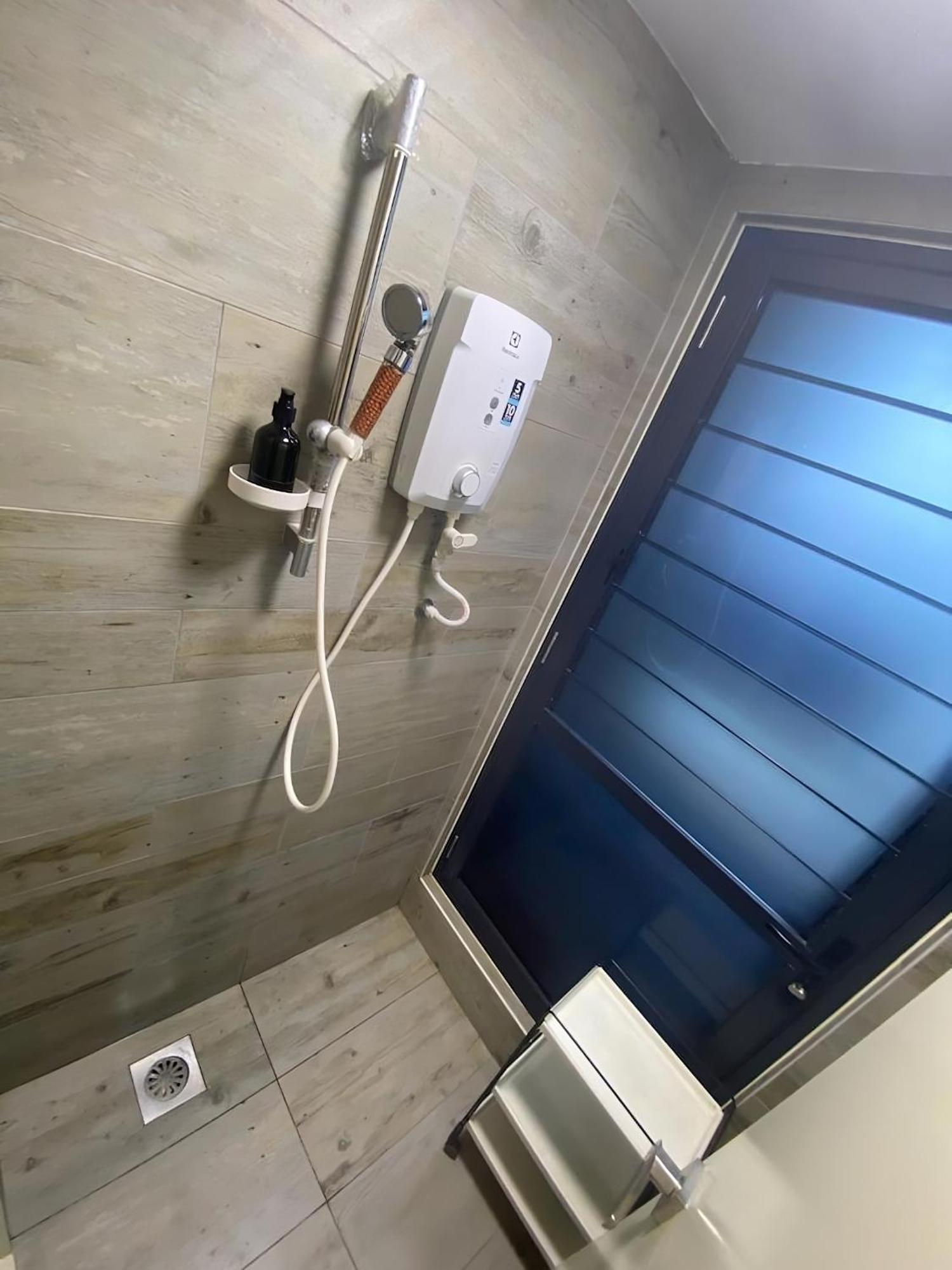 Aparthotel Arte Mont Kiara Kuala Lumpur Zewnętrze zdjęcie A shower in a Japanese home