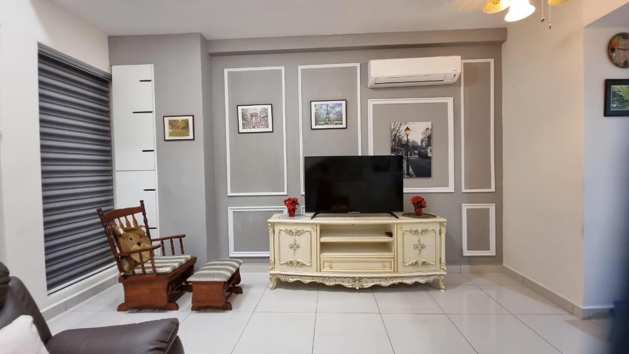 Aparthotel Arte Mont Kiara Kuala Lumpur Zewnętrze zdjęcie A living room with a television set