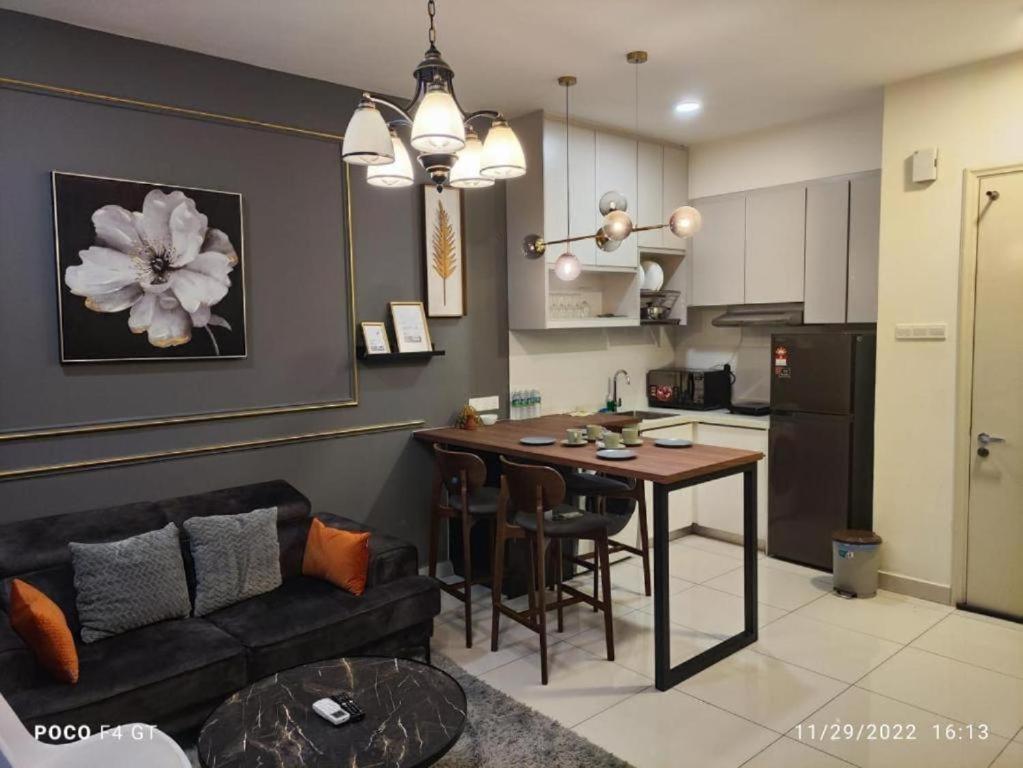 Aparthotel Arte Mont Kiara Kuala Lumpur Zewnętrze zdjęcie A modern living room with a kitchen