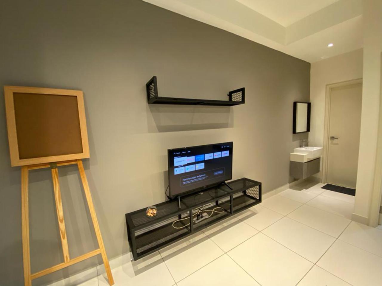 Aparthotel Arte Mont Kiara Kuala Lumpur Zewnętrze zdjęcie A television in a hotel room